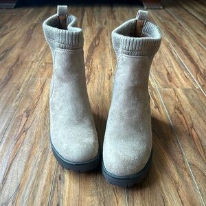 Women’s White Mountain Benji pull on bootie size 8 Sand